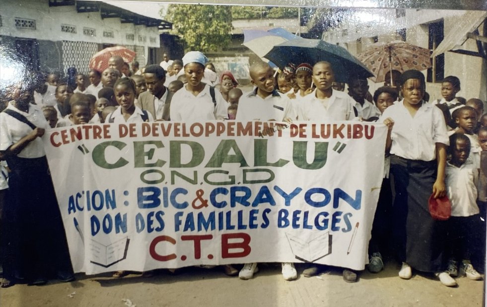 Enfants et encadrants réunis derrière la banderole du CEDALU ONGD pour l'action Bic & Crayon, don des familles belges via la CTB
