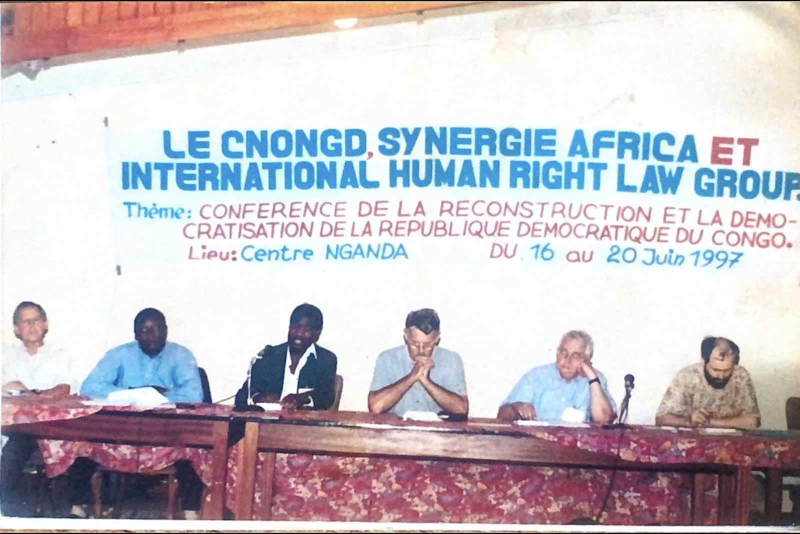 Tribune de la conférence organisée par le CNONGD, Synergie Africa et l'International Human Right Law Group sur la reconstruction et la démocratisation de la République Démocratique du Congo, Centre Nganda, du 16 au 20 juin 1997