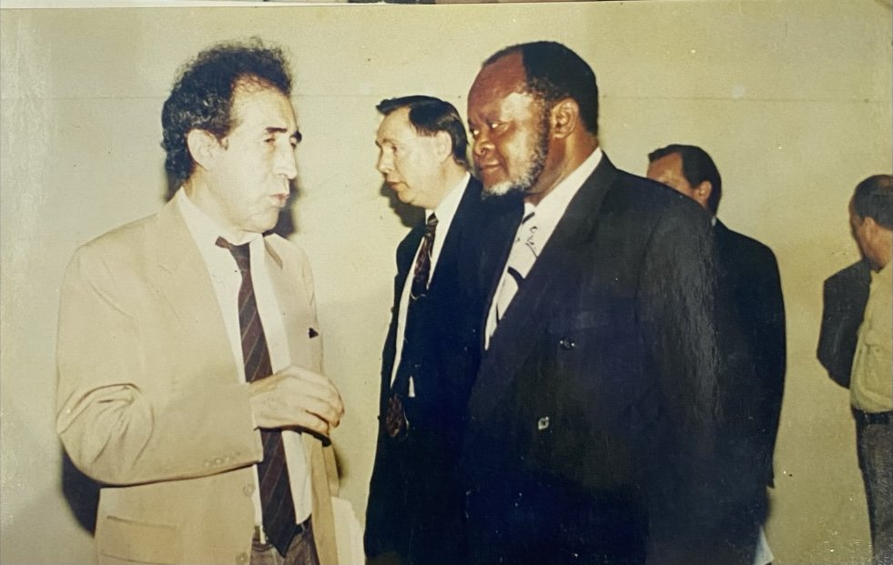Délégués en discussion lors de la conférence sur la reconstruction et la démocratisation de la RDC, Centre Nganda, juin 1997