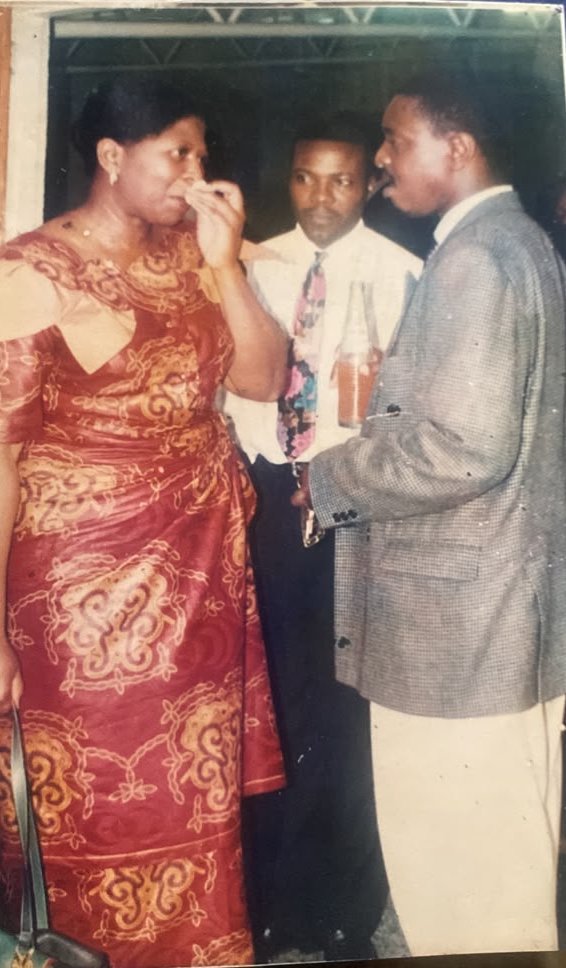Madame Justine Kasa-Vubu, en pagne rouge et or, s'entretenant avec Monsieur Gabriel Shokombala Lokoto, en veste à carreaux, lors d'une rencontre de la société civile